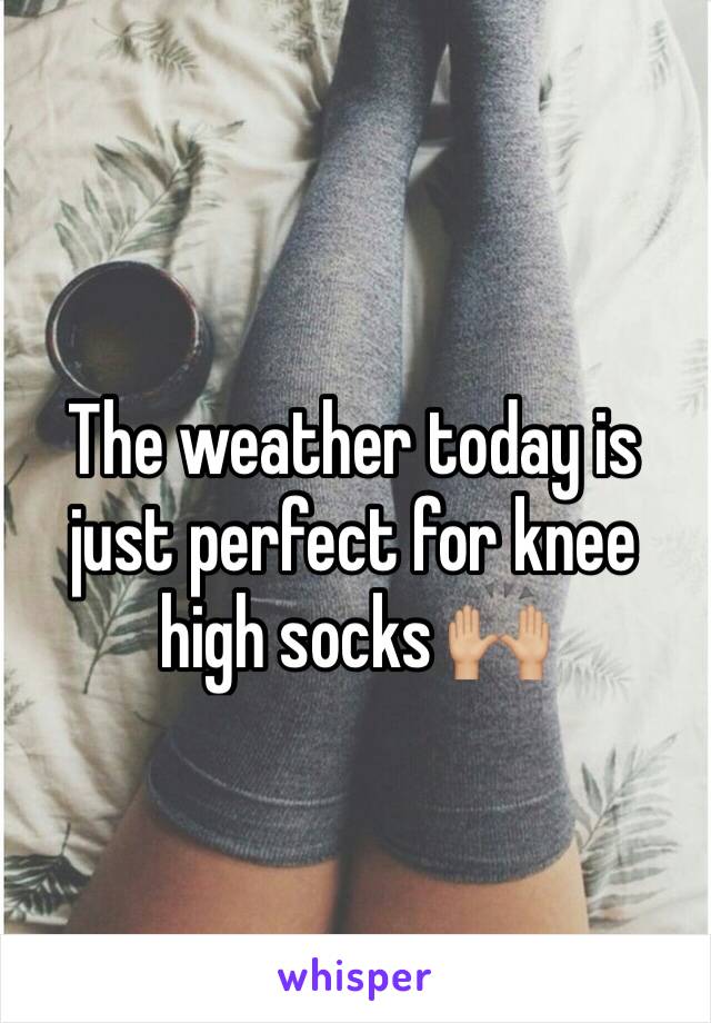 The weather today is just perfect for knee high socks 🙌🏼