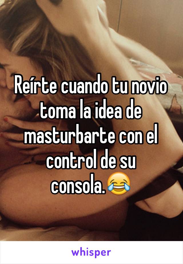 Reírte cuando tu novio toma la idea de masturbarte con el control de su consola.😂