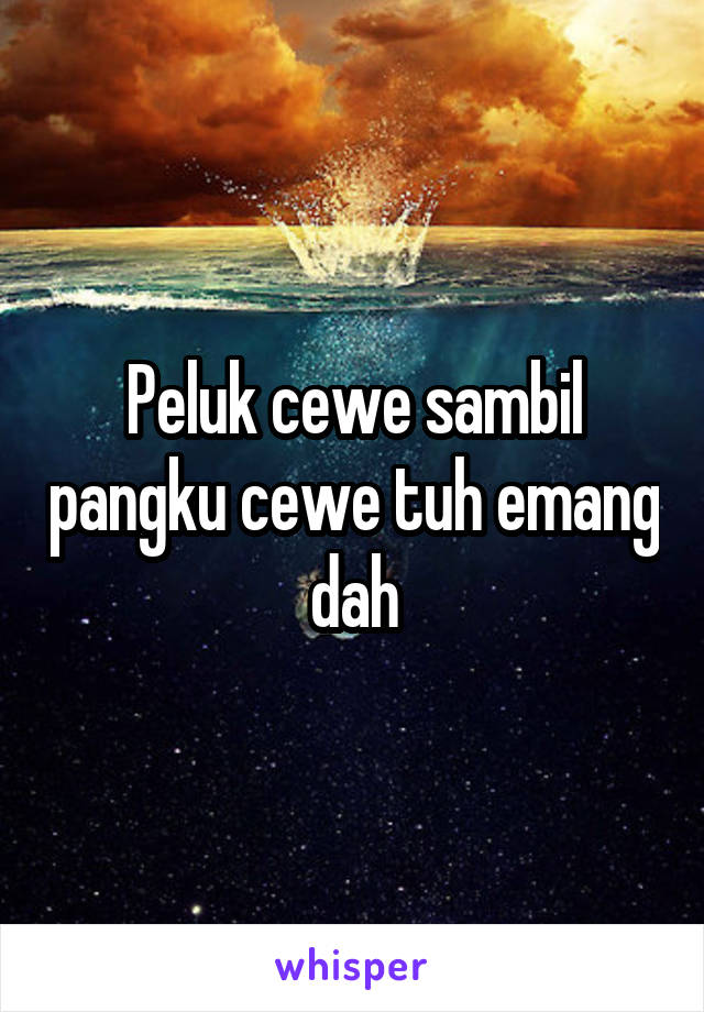 Peluk cewe sambil pangku cewe tuh emang dah