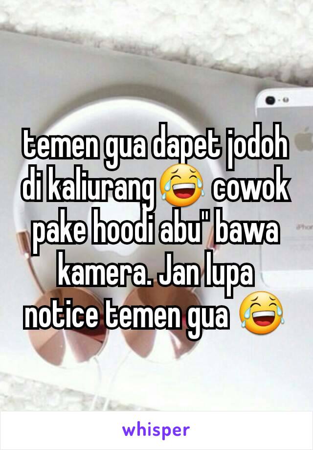 temen gua dapet jodoh di kaliurang😂 cowok pake hoodi abu" bawa kamera. Jan lupa notice temen gua 😂