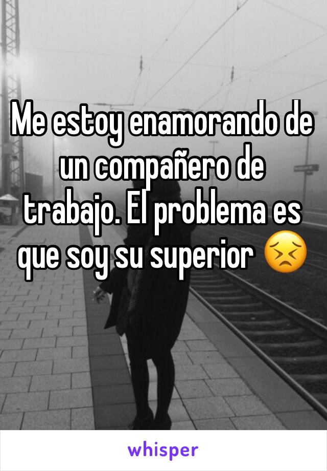 Me estoy enamorando de un compañero de trabajo. El problema es que soy su superior 😣