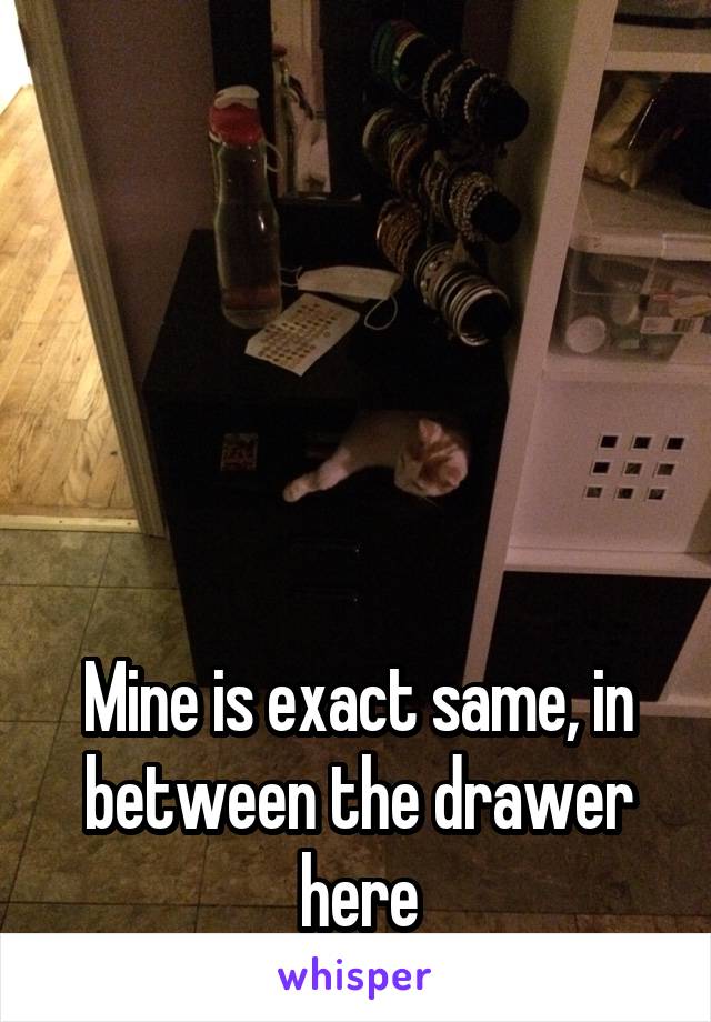 





Mine is exact same, in between the drawer here