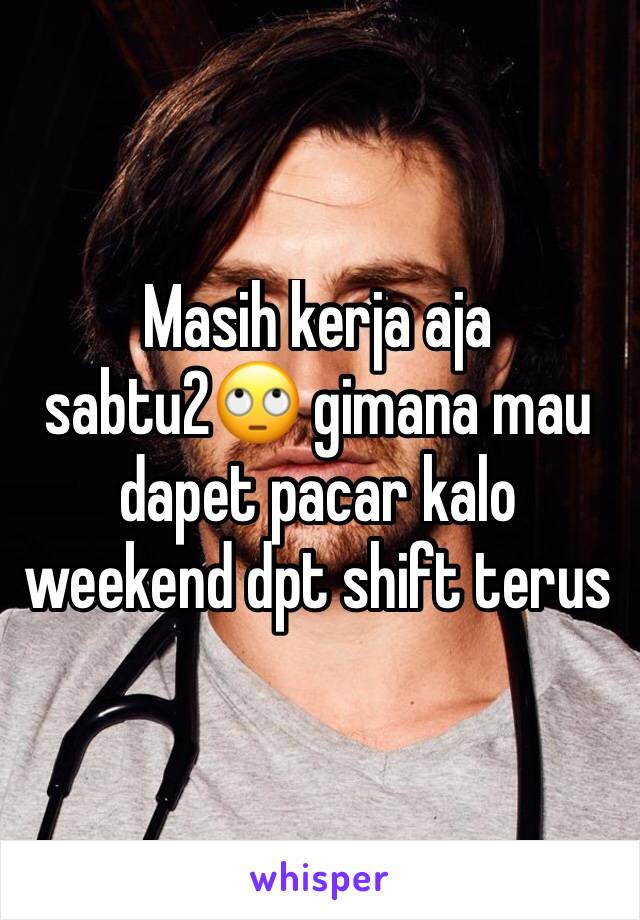 Masih kerja aja sabtu2🙄 gimana mau dapet pacar kalo weekend dpt shift terus