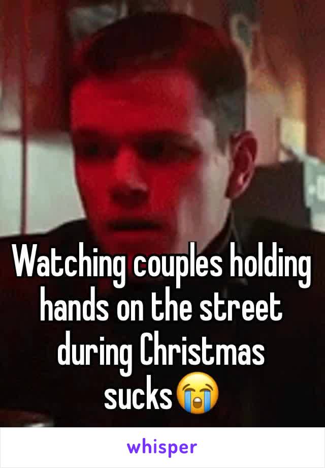 Watching couples holding hands on the street during Christmas sucks😭