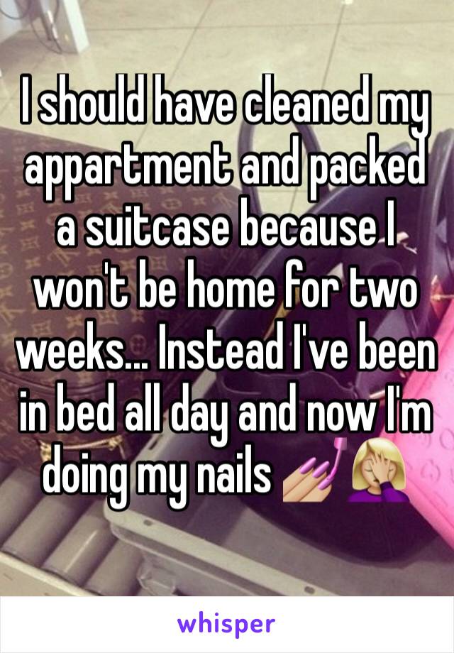 I should have cleaned my appartment and packed a suitcase because I won't be home for two weeks... Instead I've been in bed all day and now I'm doing my nails 💅🏼🤦🏼‍♀️