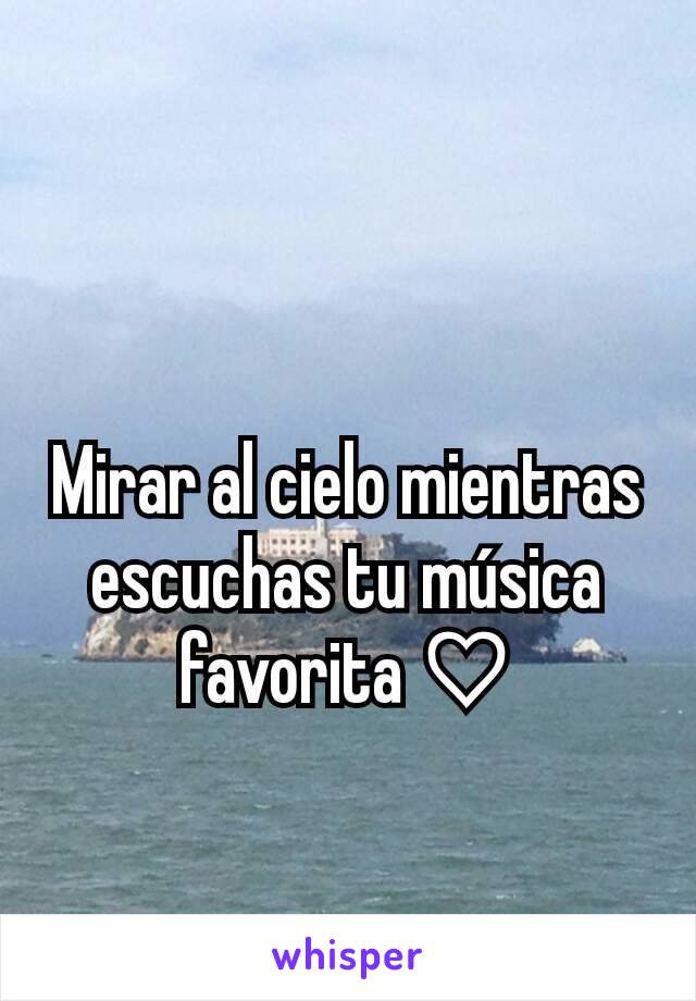 Mirar al cielo mientras escuchas tu música favorita ♡