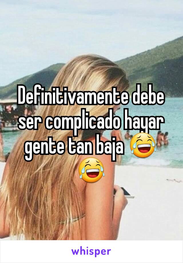 Definitivamente debe ser complicado hayar gente tan baja 😂😂