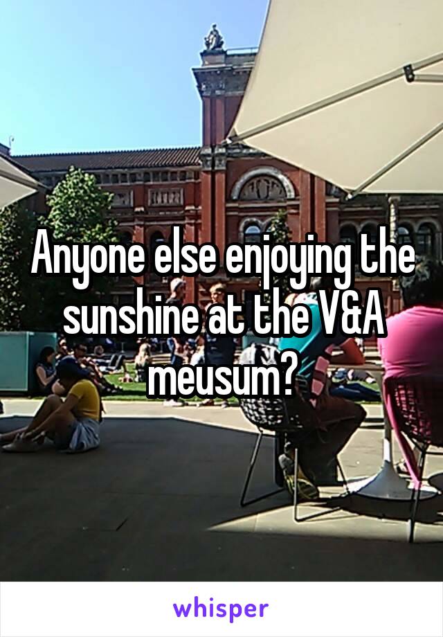 Anyone else enjoying the sunshine at the V&A meusum?