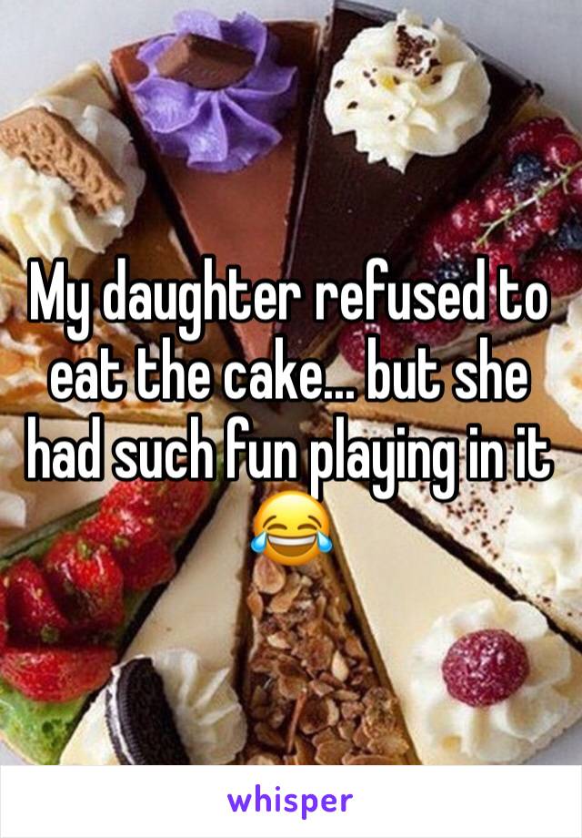 My daughter refused to eat the cake... but she had such fun playing in it 😂