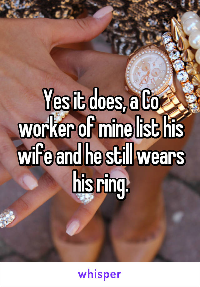 Yes it does, a Co worker of mine list his wife and he still wears his ring.