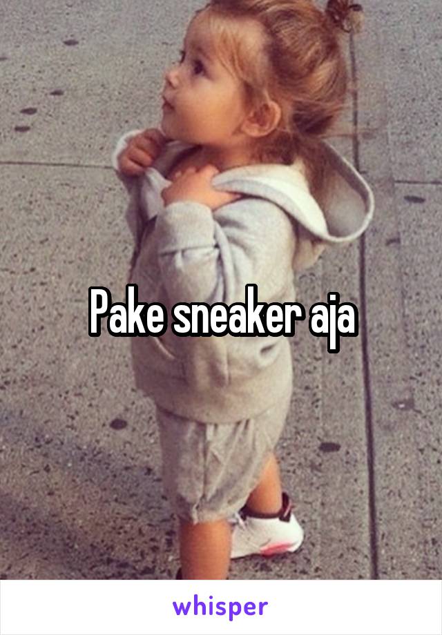 Pake sneaker aja