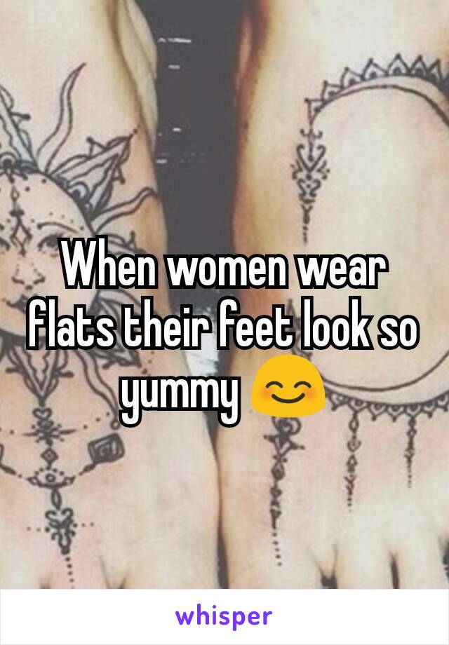 When women wear flats their feet look so yummy 😊