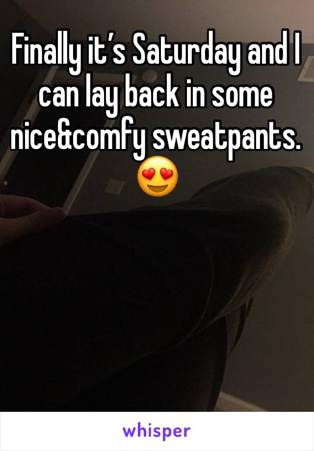 Finally it’s Saturday and I can lay back in some nice&comfy sweatpants.
😍