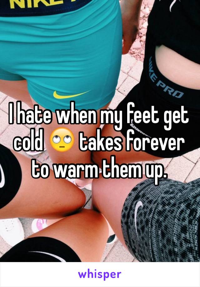 I hate when my feet get cold 🙄 takes forever to warm them up. 