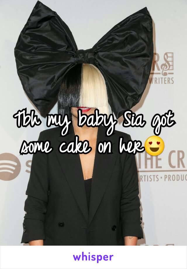 Tbh my baby Sia got some cake on her😍