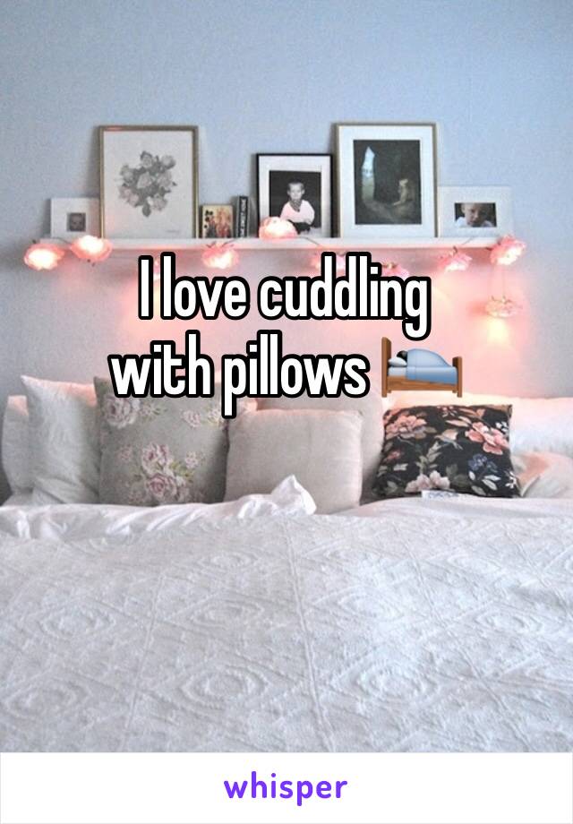 I love cuddling with pillows 🛌
