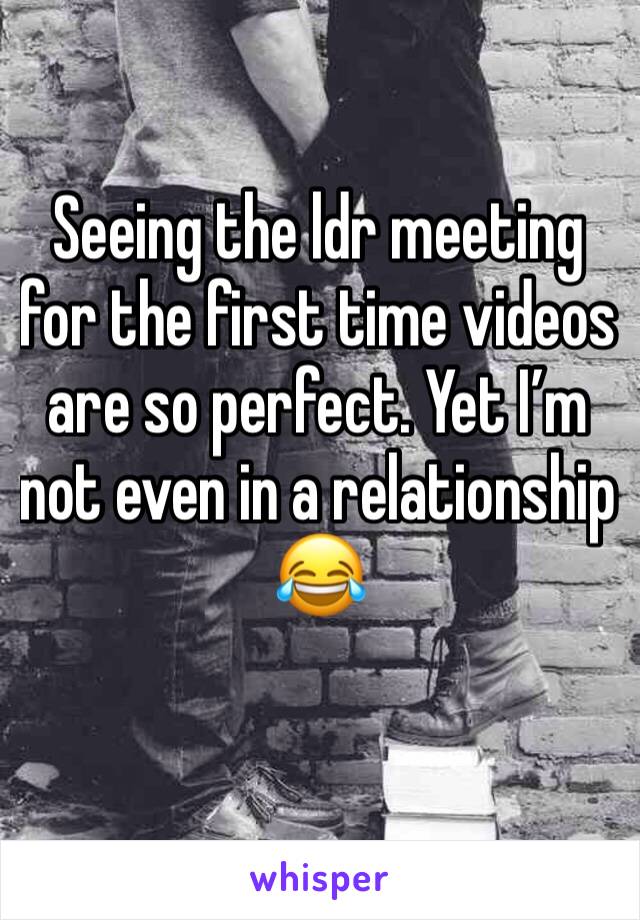 Seeing the ldr meeting for the first time videos are so perfect. Yet I’m not even in a relationship 😂