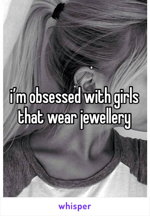 i’m obsessed with girls that wear jewellery