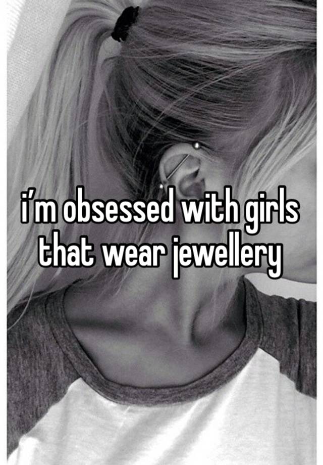 i’m obsessed with girls that wear jewellery