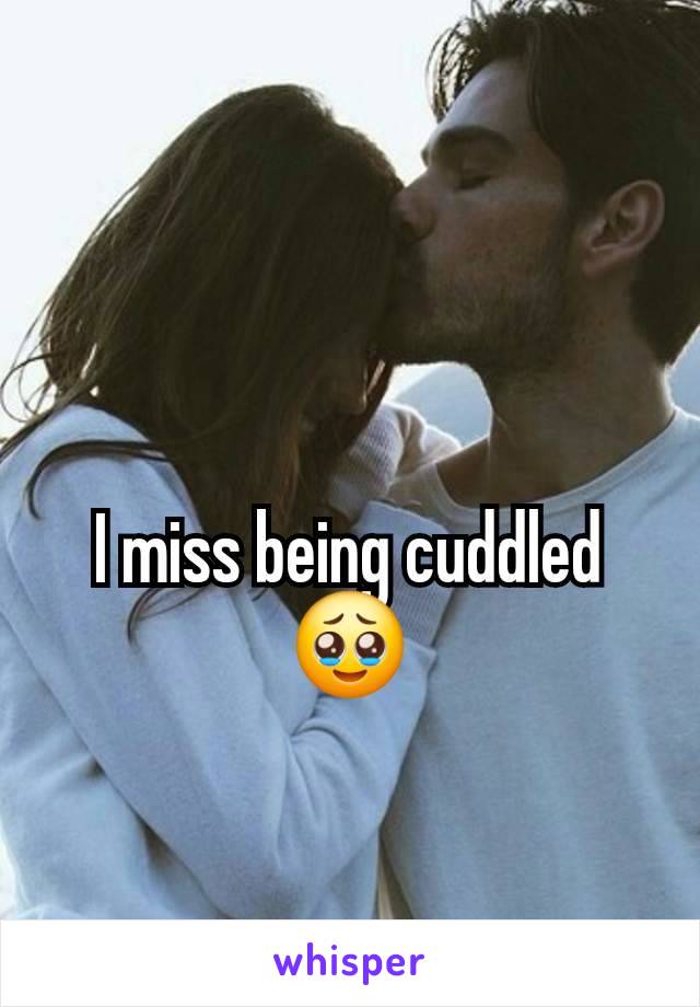 I miss being cuddled🥹