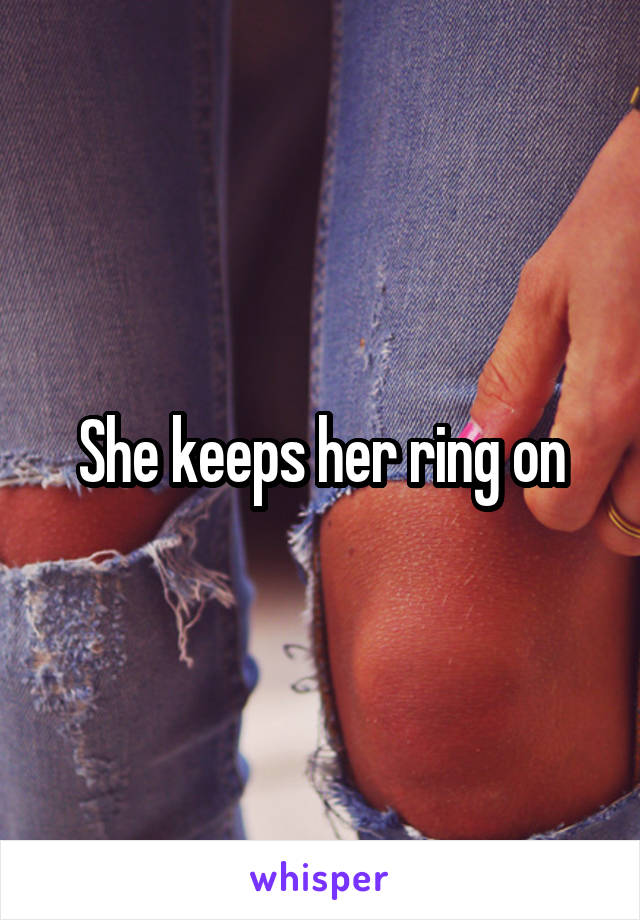 She keeps her ring on